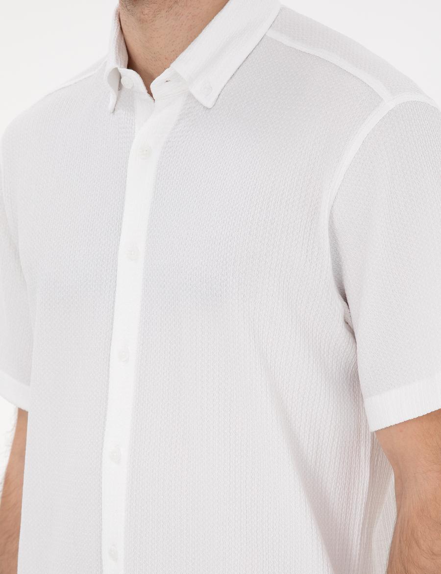 Beyaz Dokulu Rahat Kalıp Kısakollu Gömlek