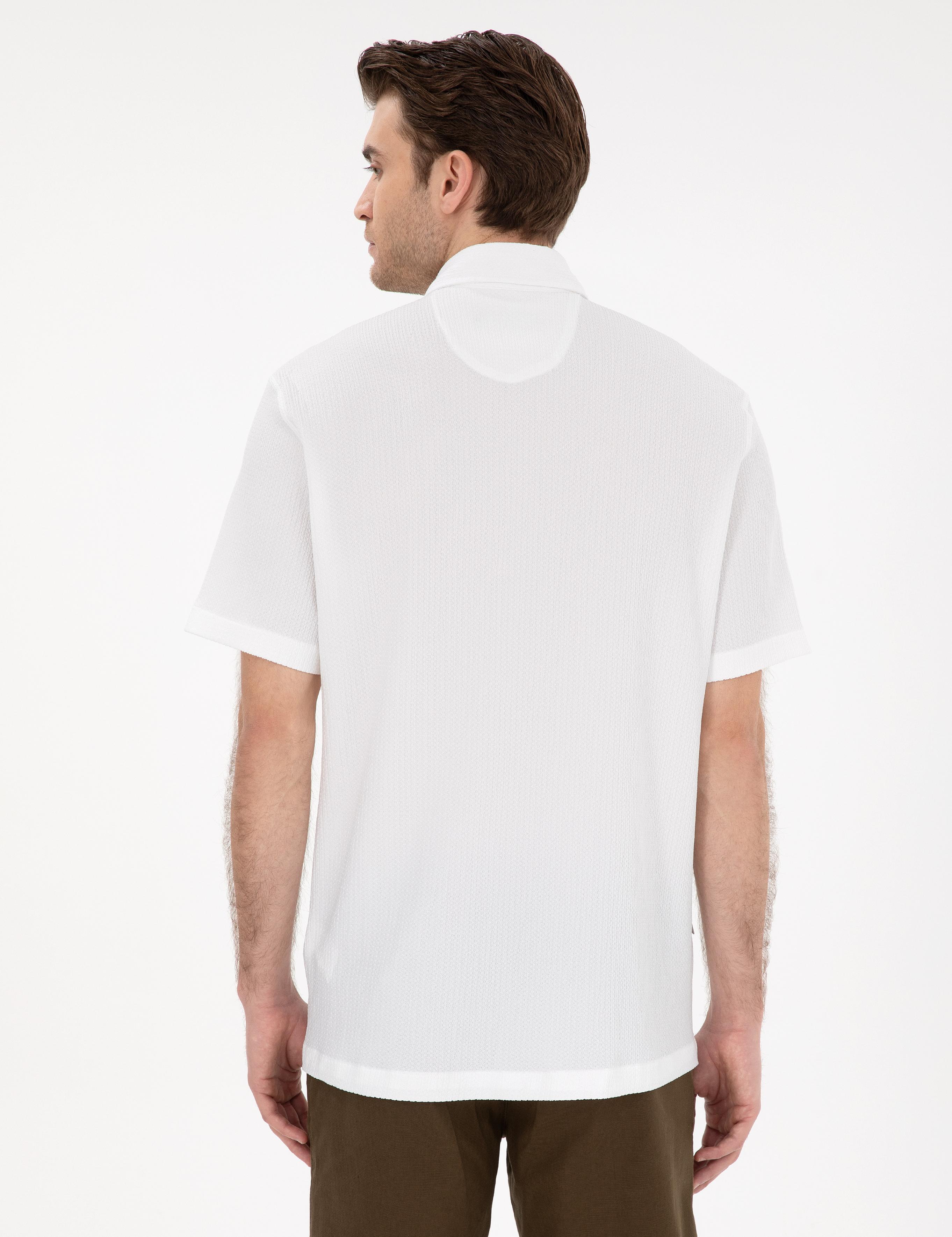 Beyaz Dokulu Rahat Kalıp Kısakollu Gömlek