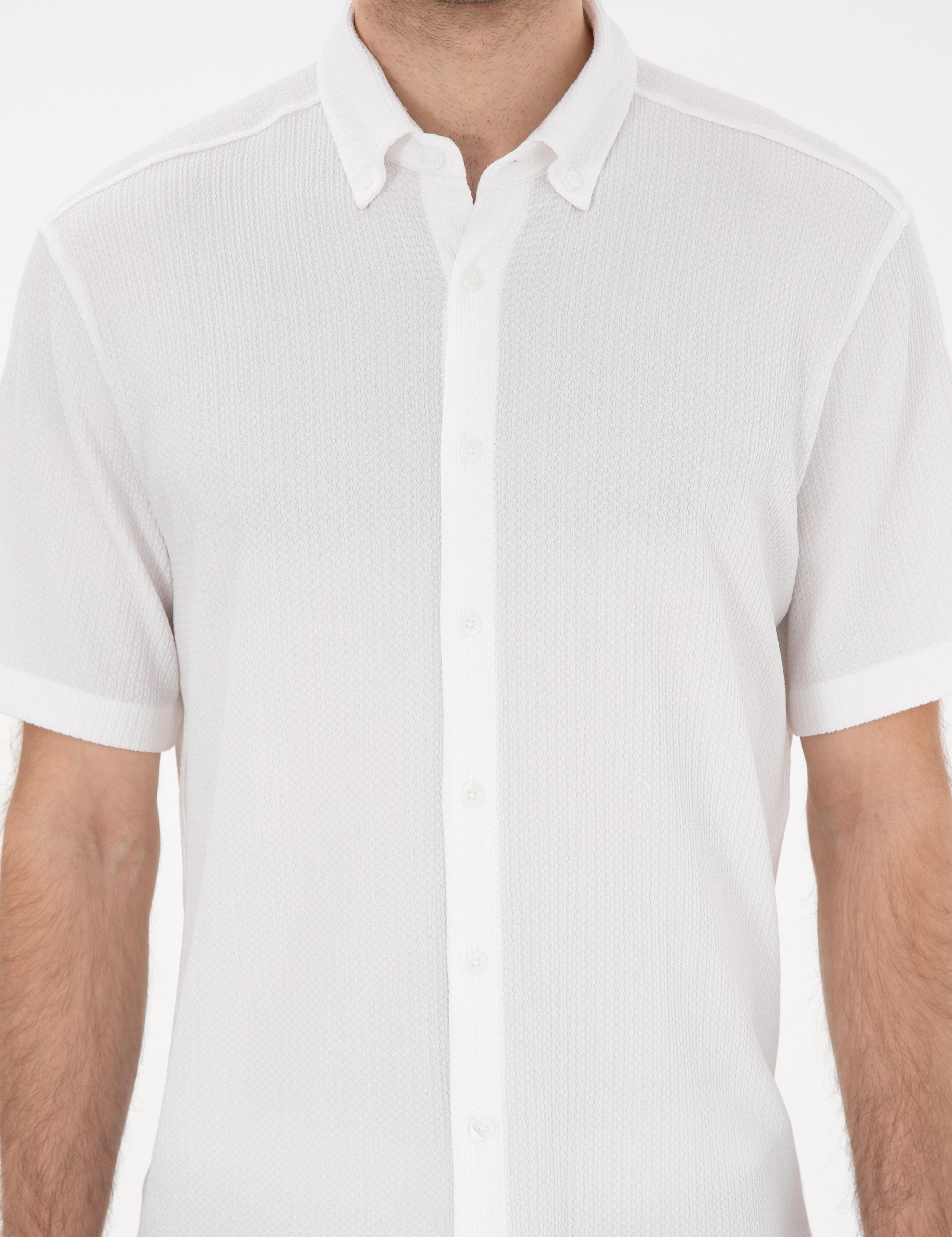 Beyaz Dokulu Rahat Kalıp Kısakollu Gömlek