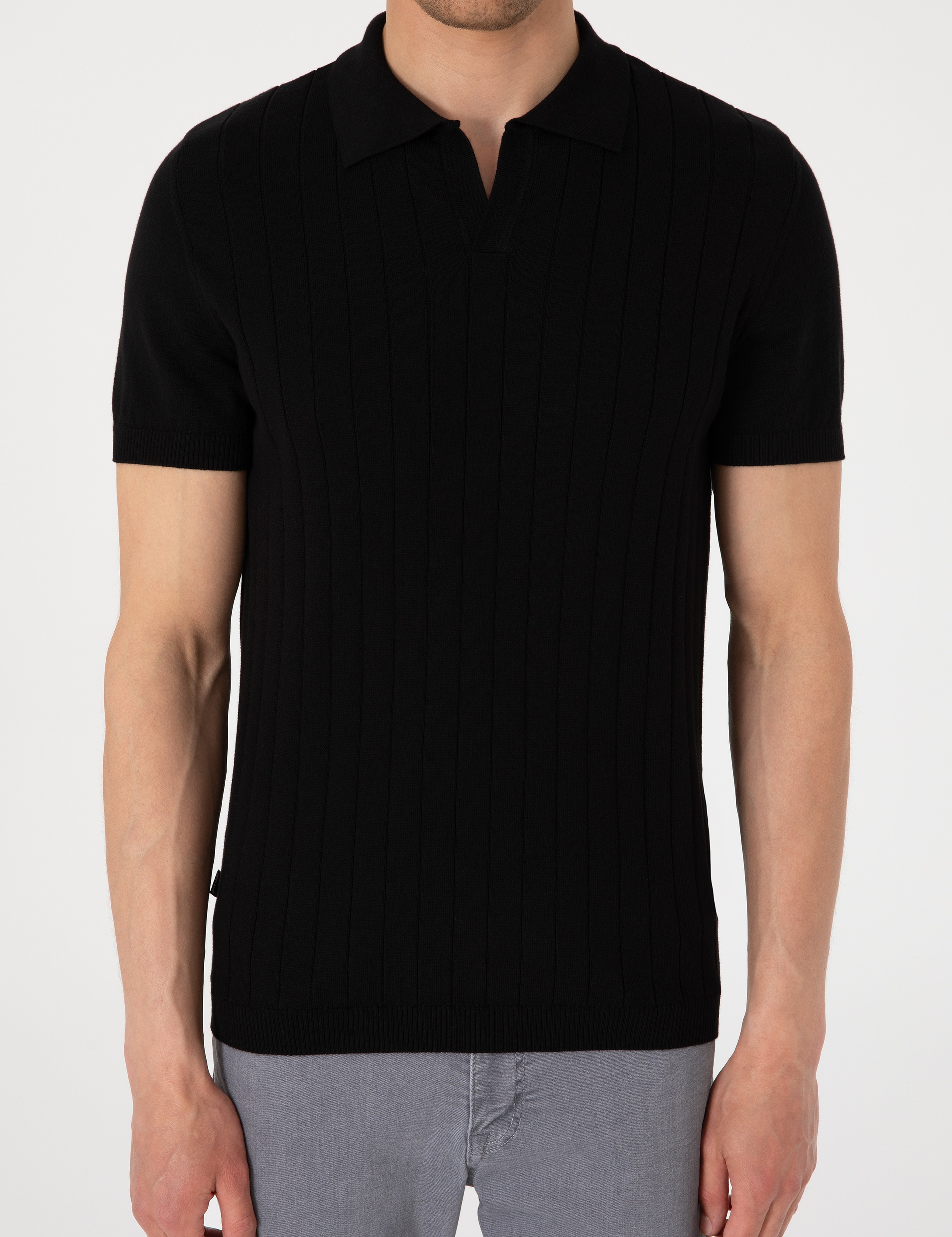 Siyah Slim Fit  %100 Pamuk Apaş Yaka Triko Tişört