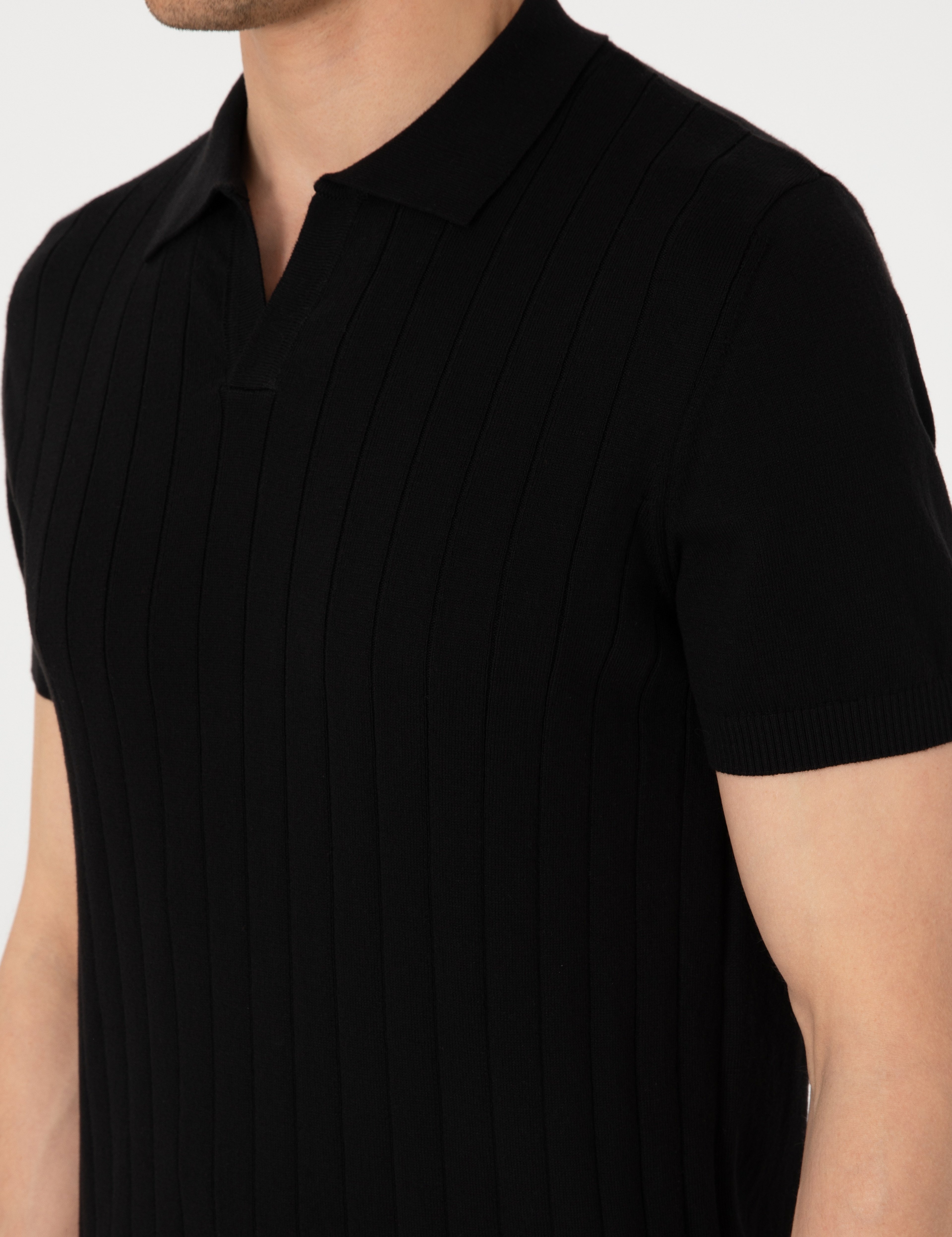 Siyah Slim Fit  %100 Pamuk Apaş Yaka Triko Tişört