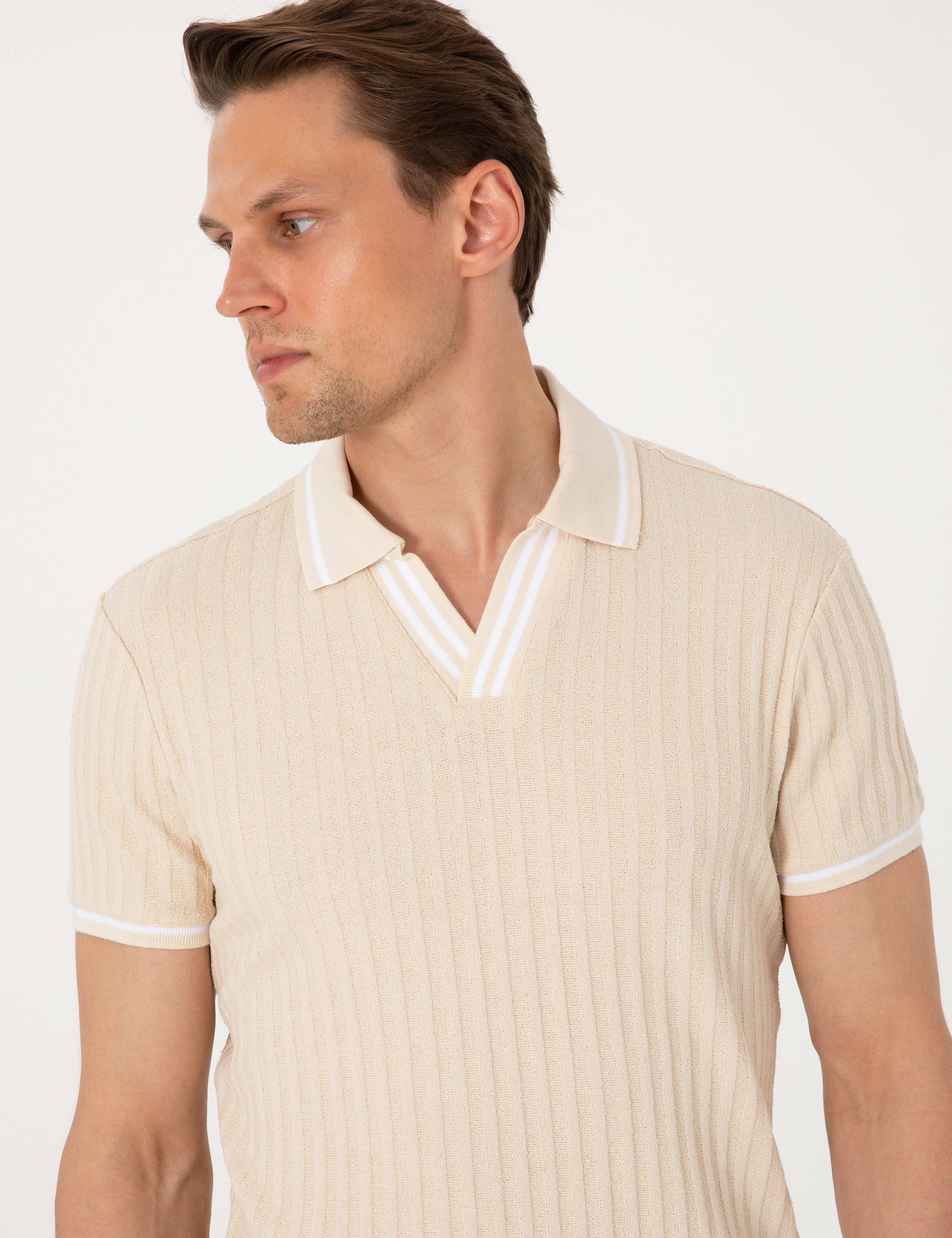 Bej Slim Fit Örme Dokulu Apaş Yaka Tişört