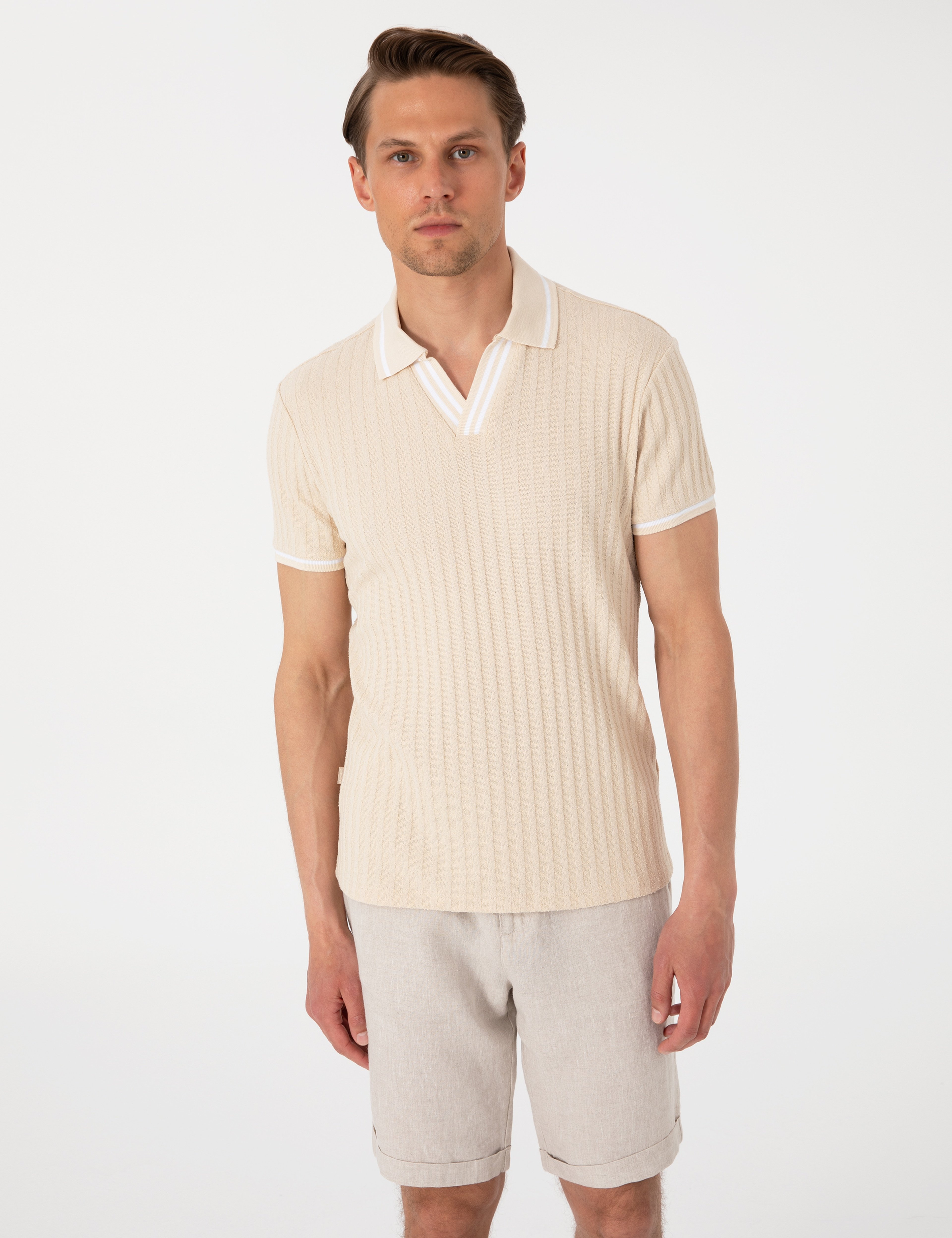 Bej Slim Fit Örme Dokulu Apaş Yaka Tişört - Image 1