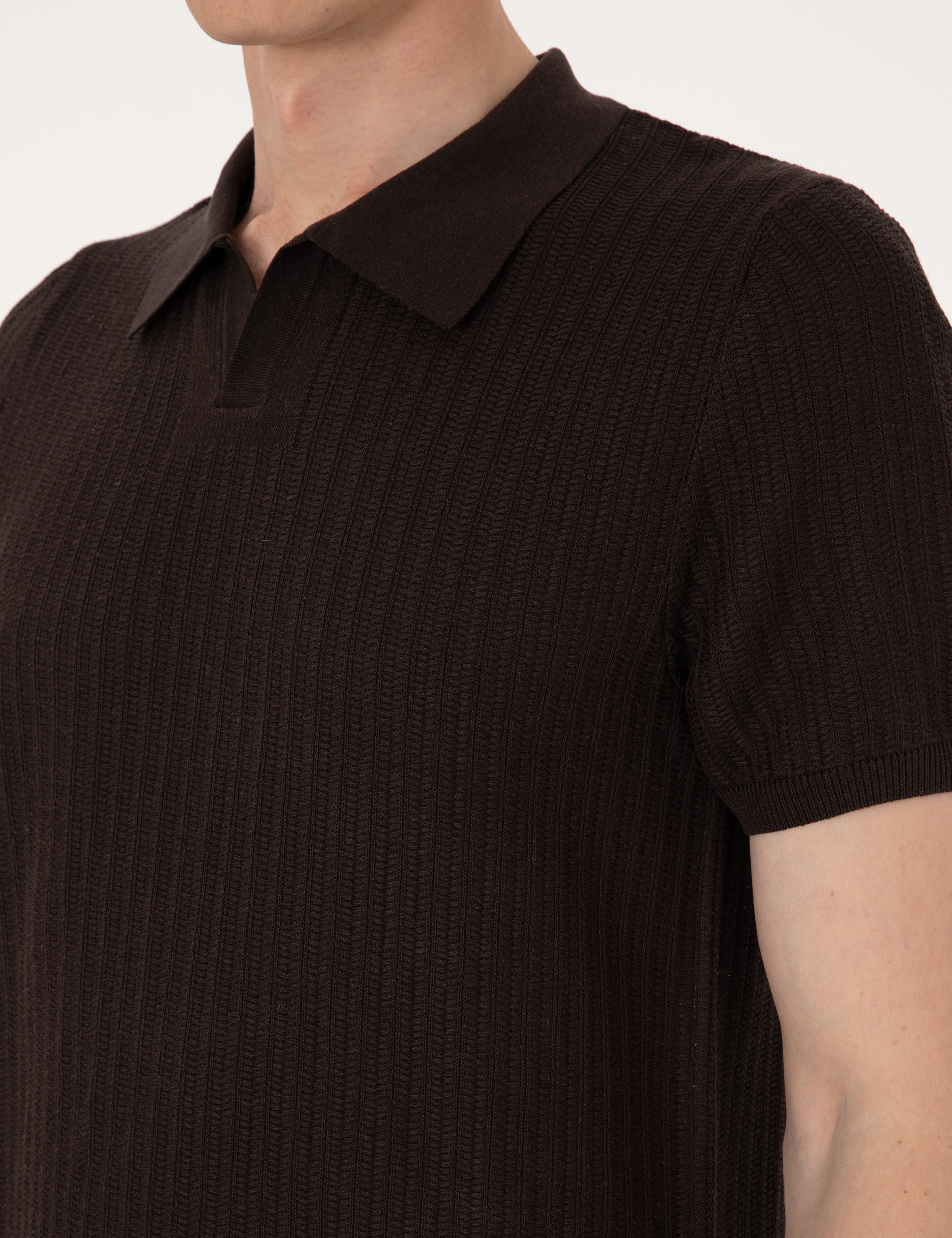 Kahverengi Slim Fit Keten Karışımlı Apaş Yaka Triko Tişört
