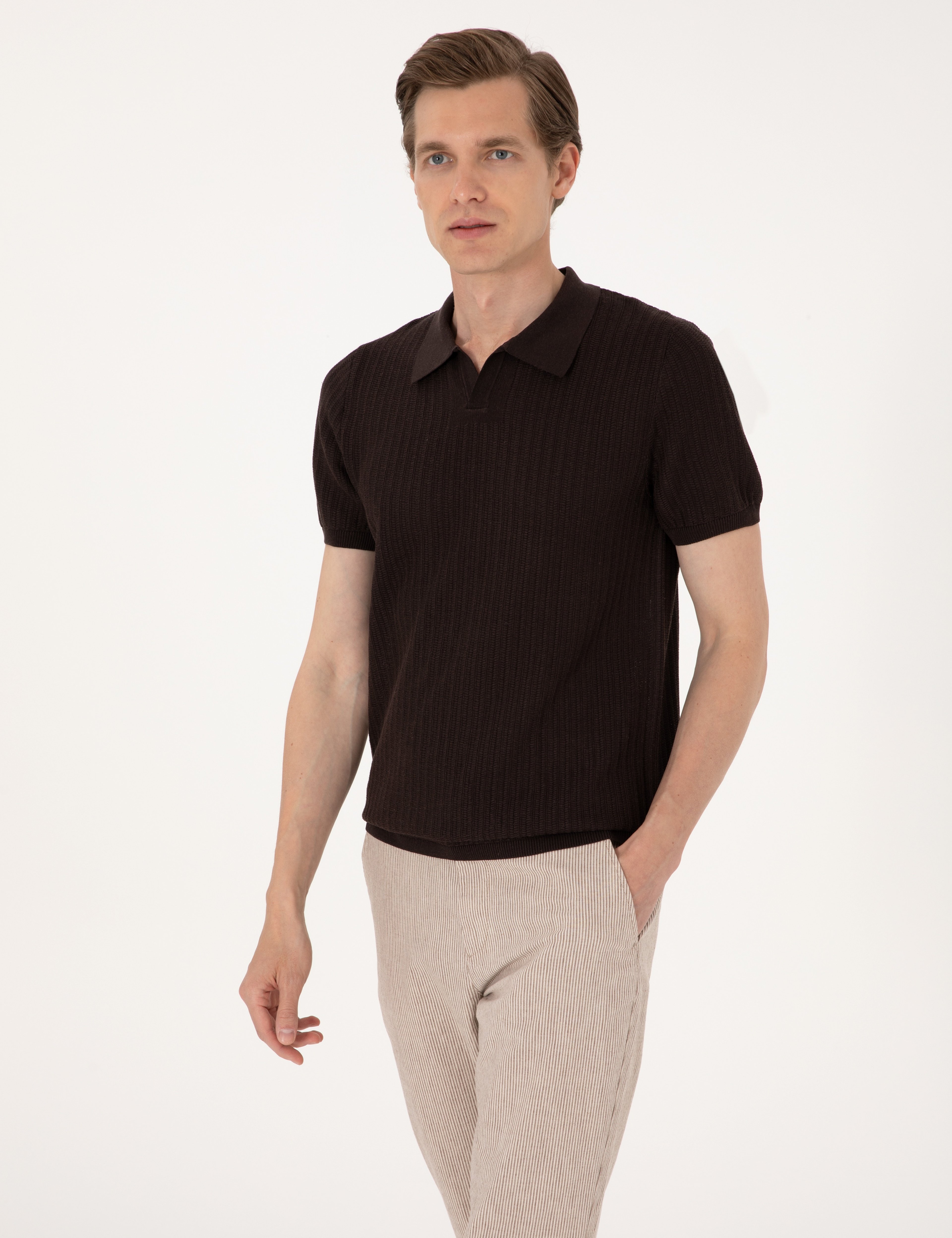 Kahverengi Slim Fit Keten Karışımlı Apaş Yaka Triko Tişört - Image 3