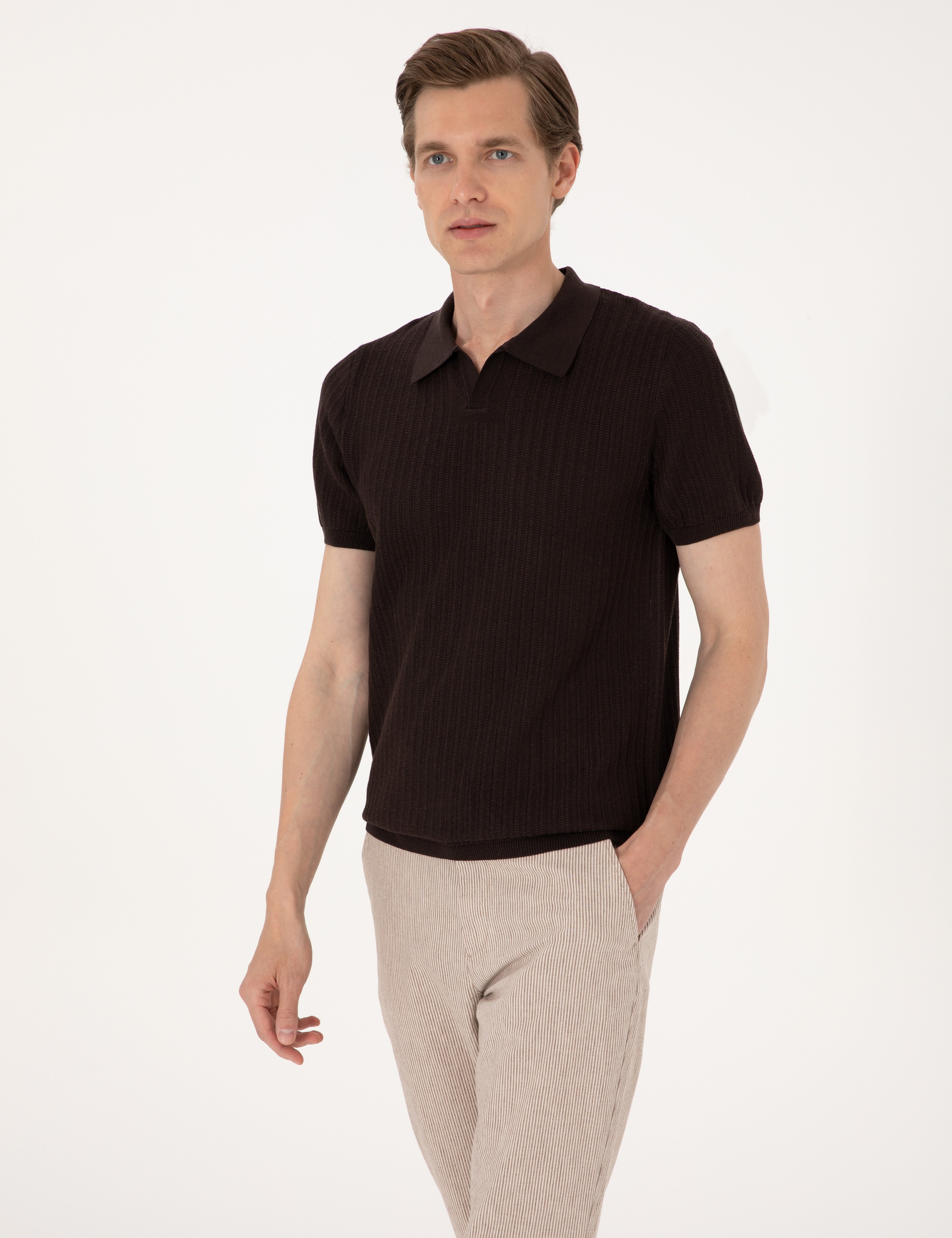 Kahverengi Slim Fit Keten Karışımlı Apaş Yaka Triko Tişört