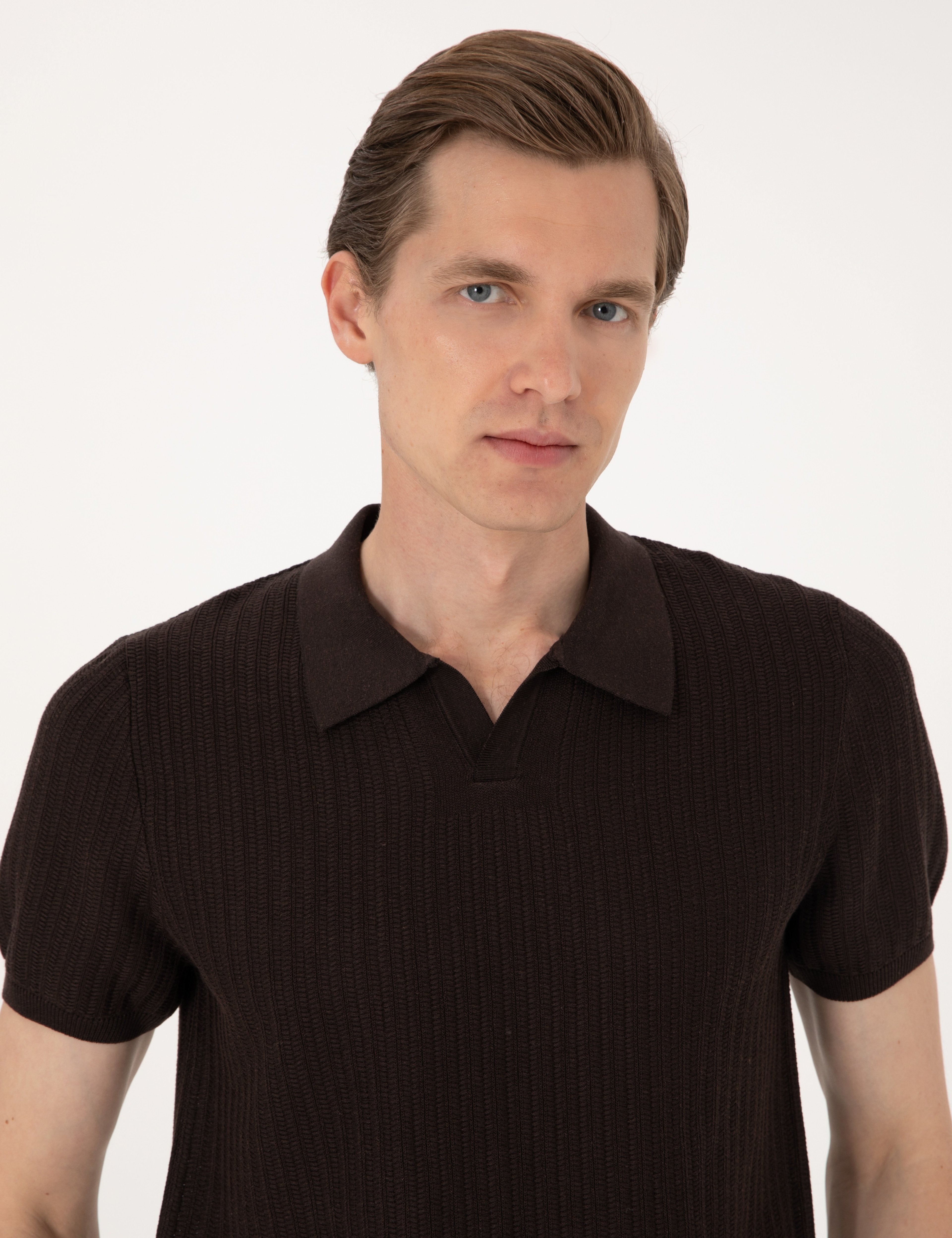 Kahverengi Slim Fit Keten Karışımlı Apaş Yaka Triko Tişört