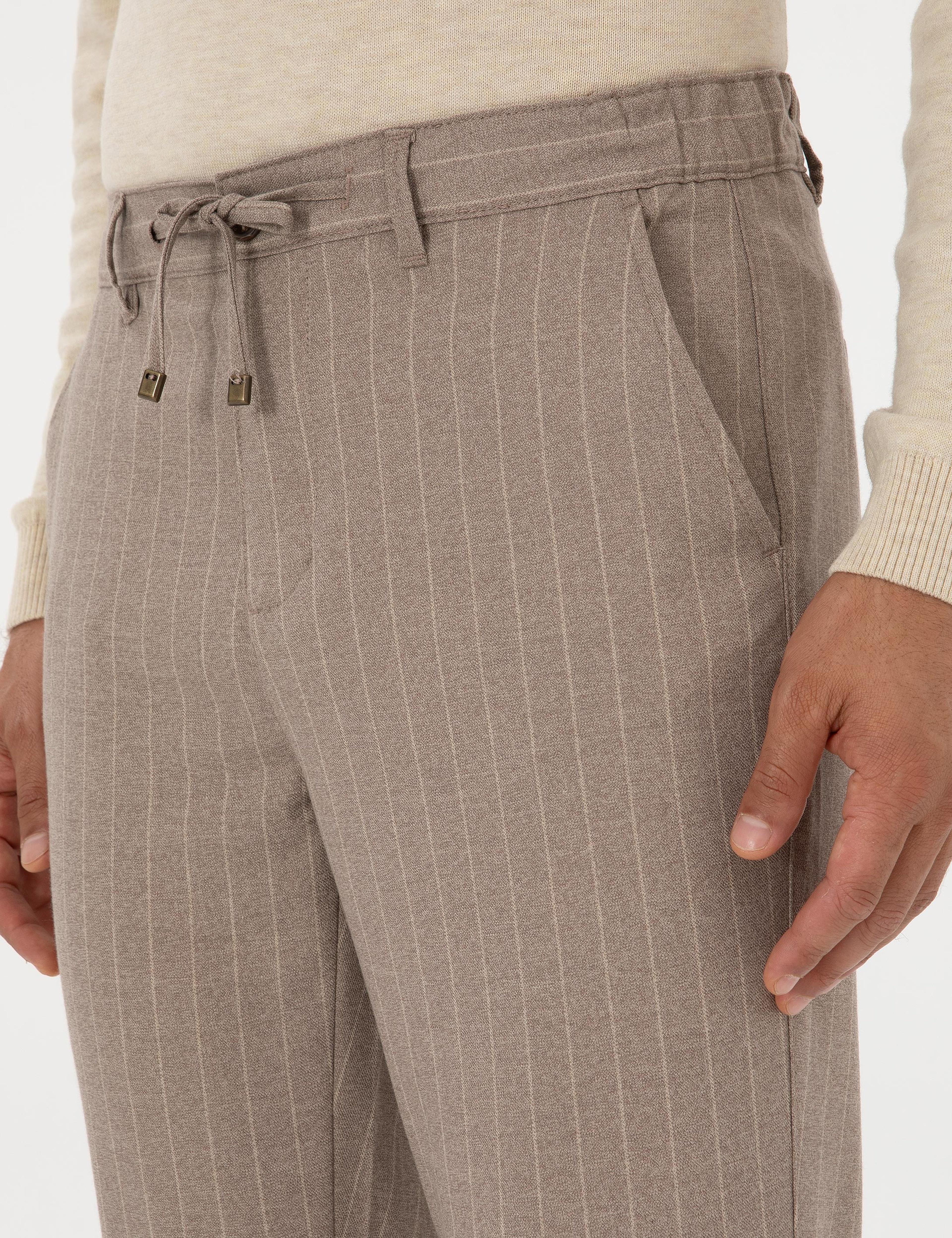 Bej Çizgili Carrot Fit Beli Lastikli Kordonlu Kanvas Pantolon - Image 5
