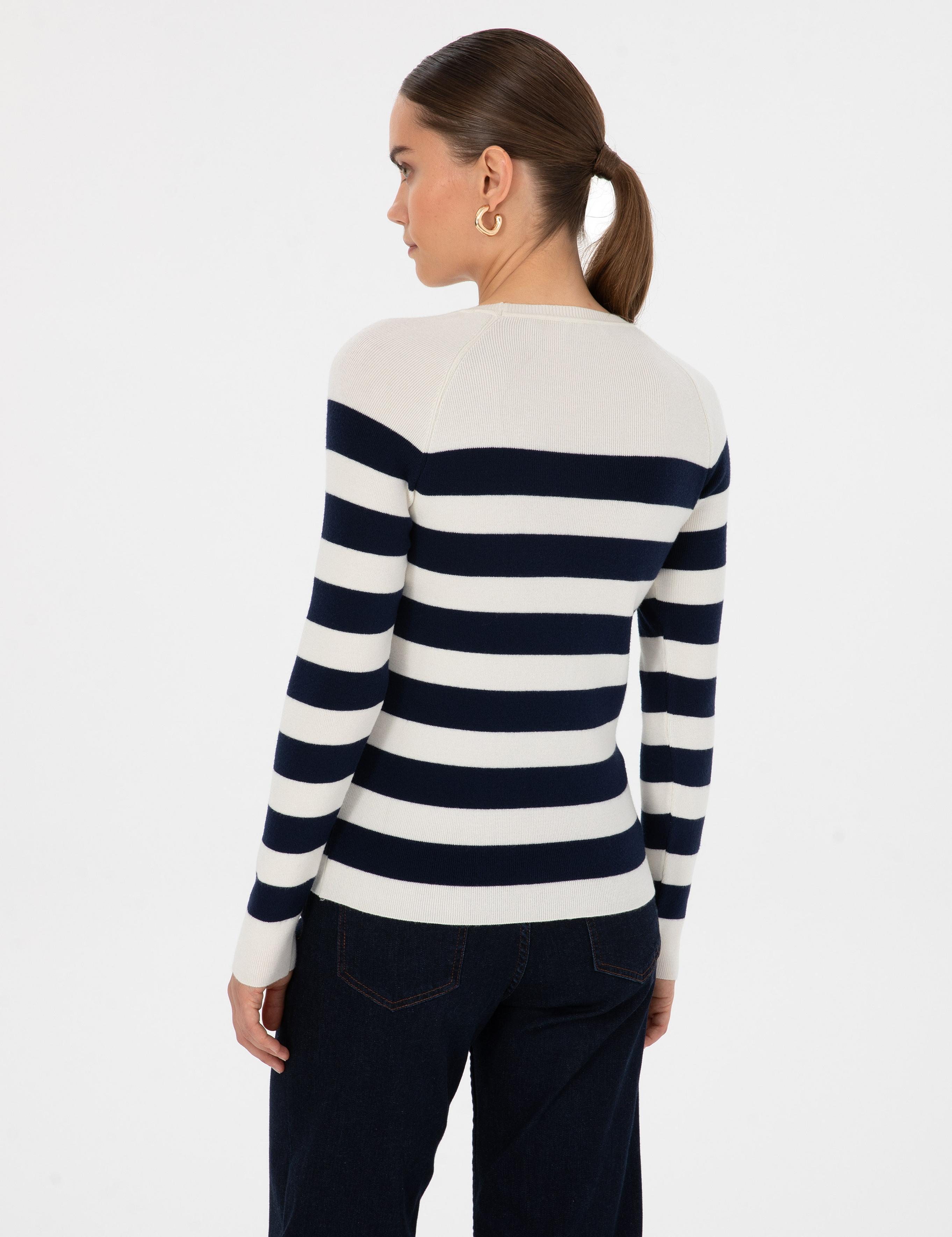 Ekru Slim Fit Düğme Detaylı Kazak