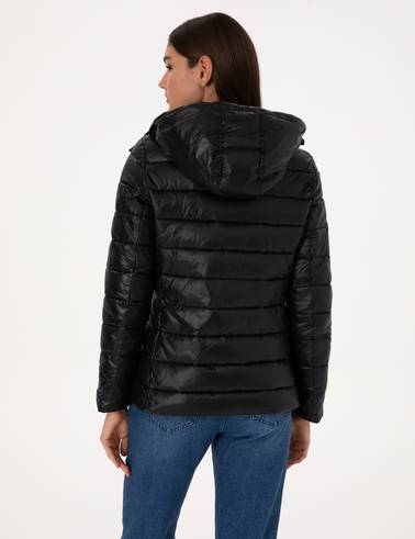 Siyah Çıkarılabilir Kapüşonlu Mont