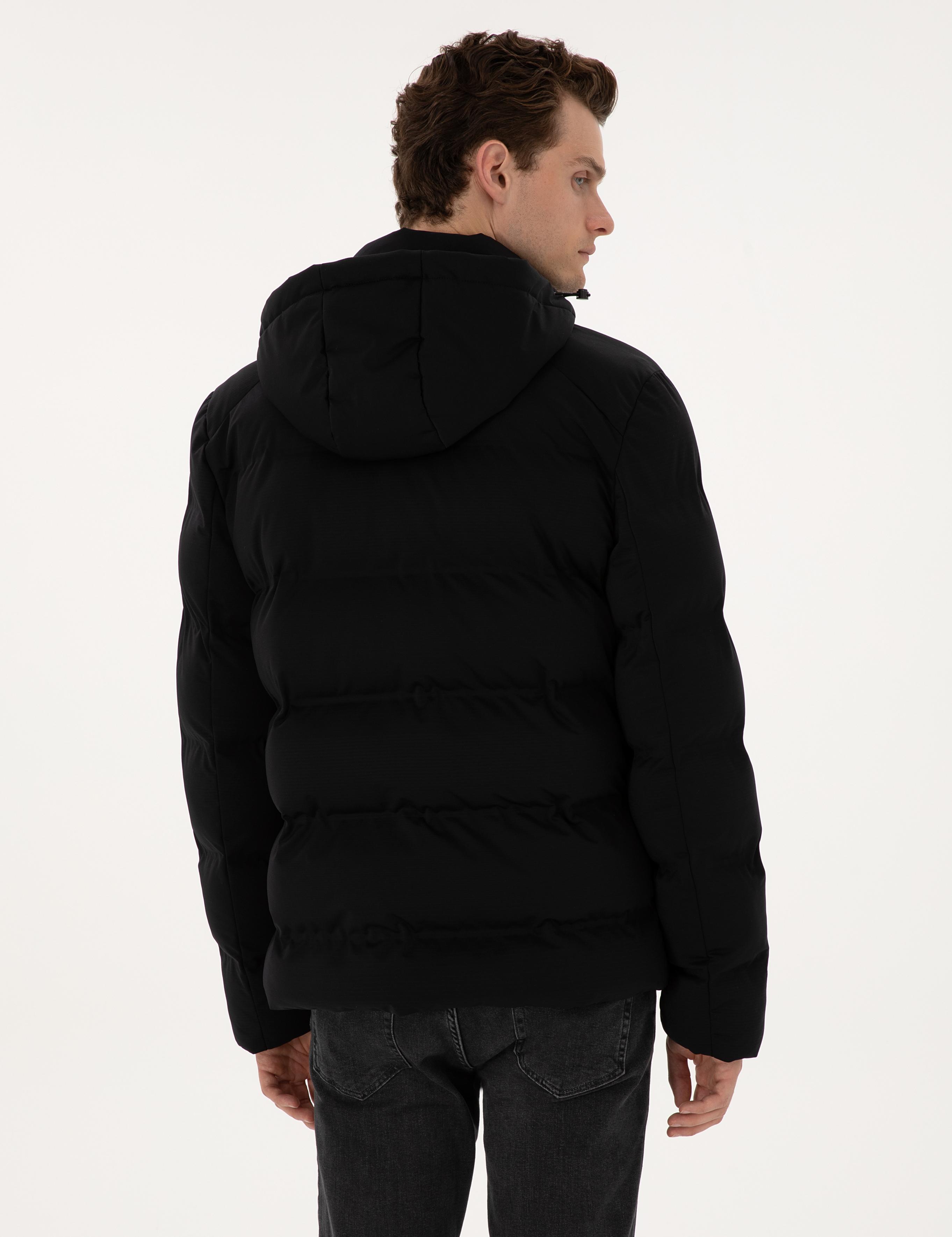 Siyah Kapüşonlu Mont