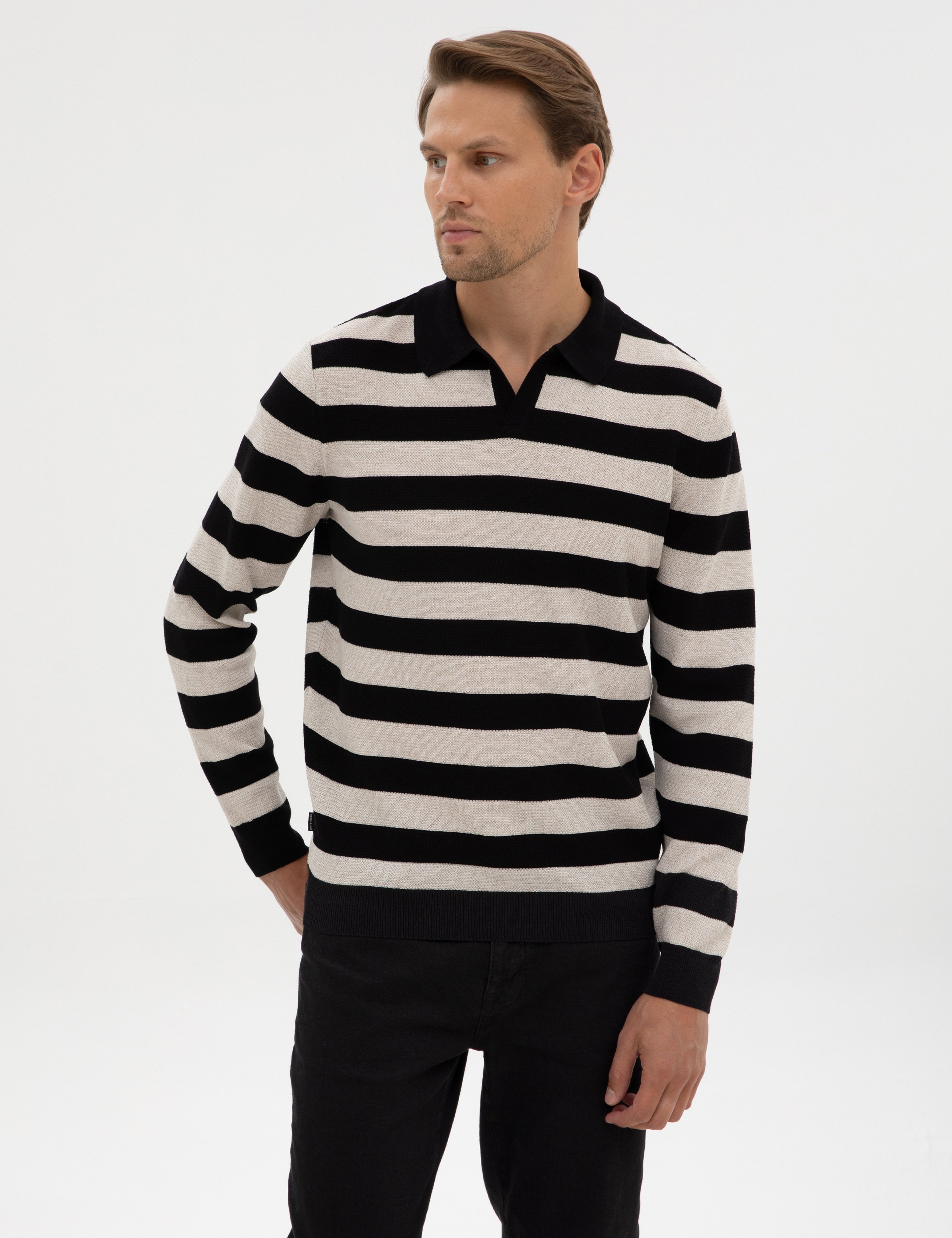 Siyah Slim Fit Keten Karışımlı Apaş Yaka Triko Kazak