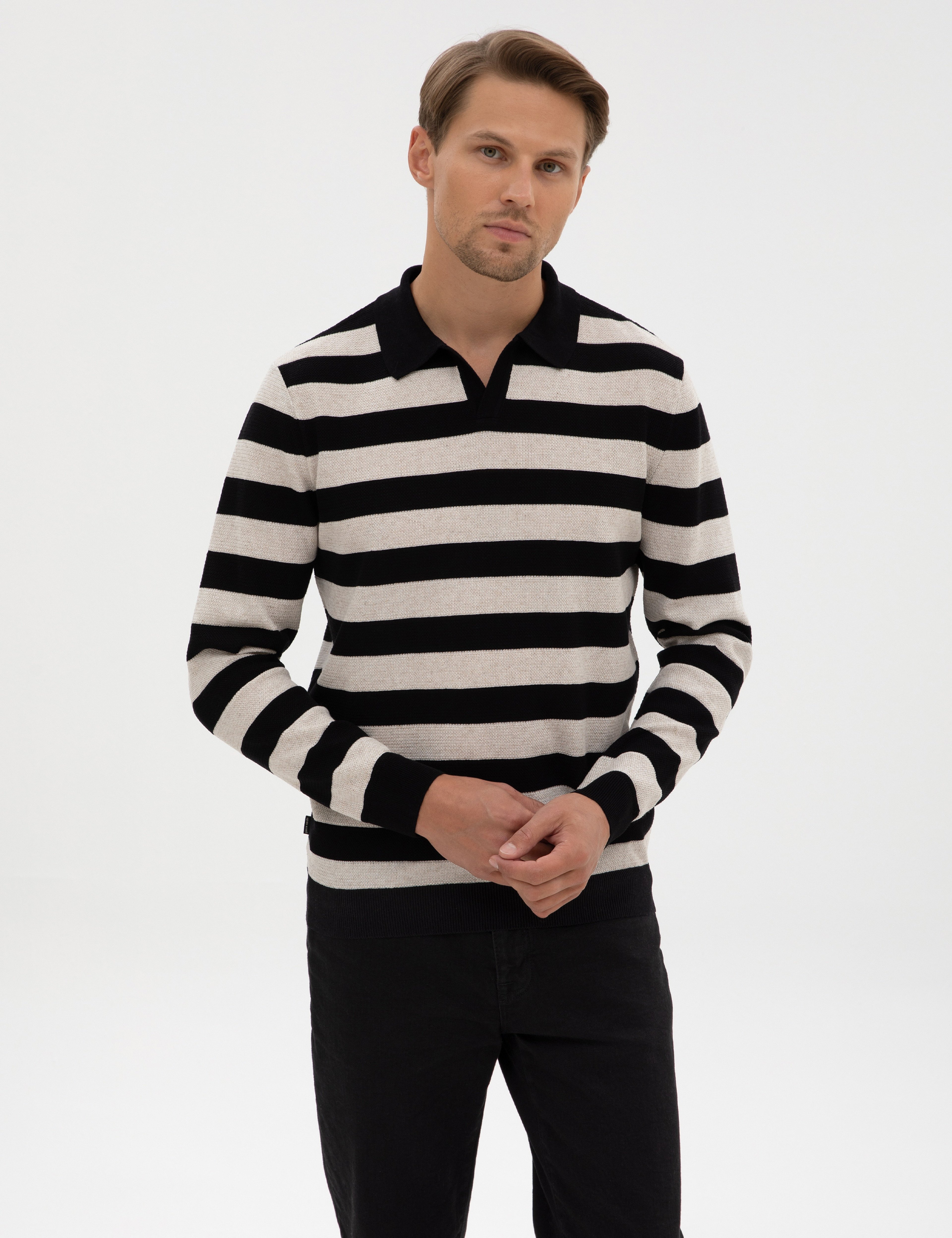 Siyah Slim Fit Keten Karışımlı Apaş Yaka Triko Kazak