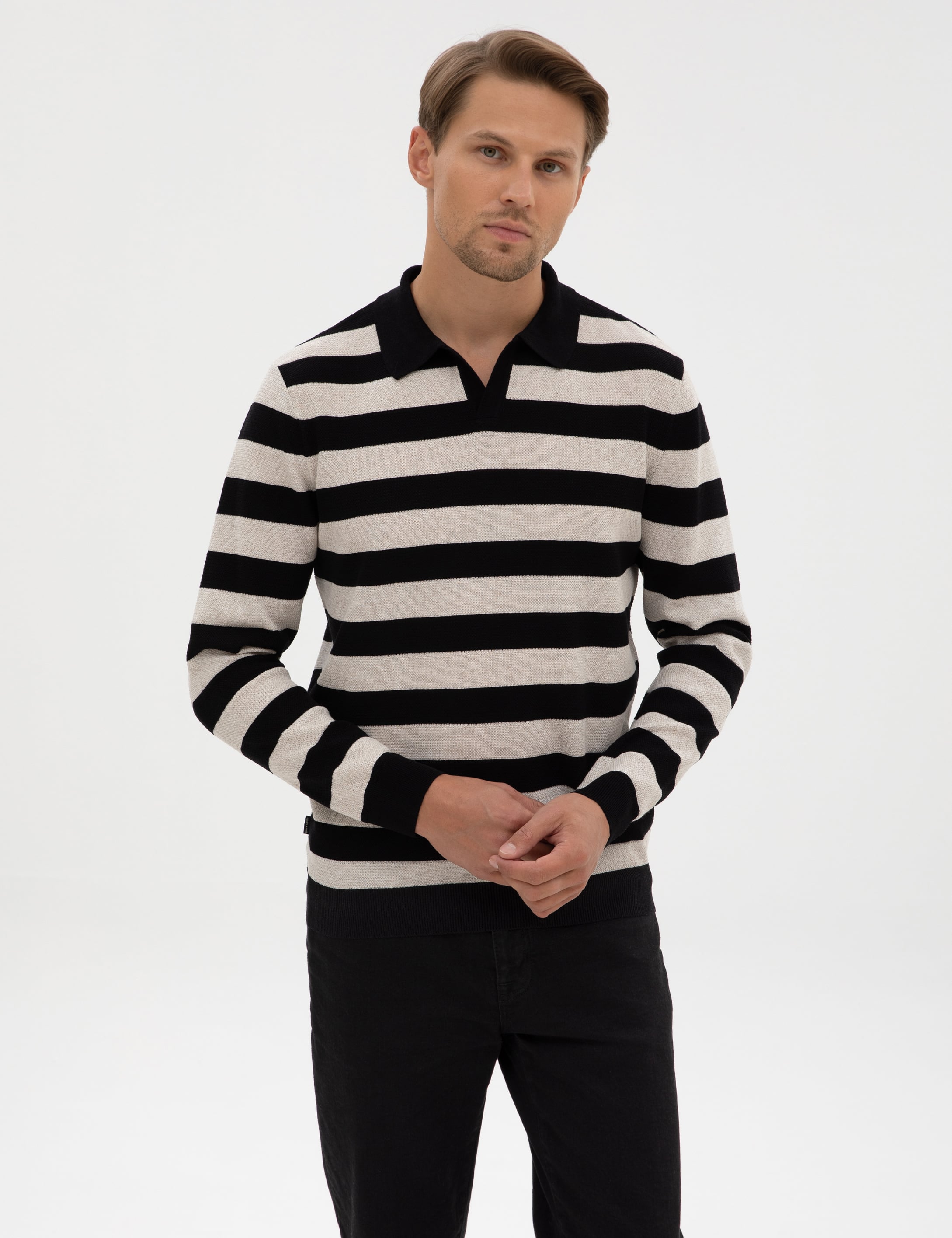 Siyah Slim Fit Keten Karışımlı Apaş Yaka Triko Kazak