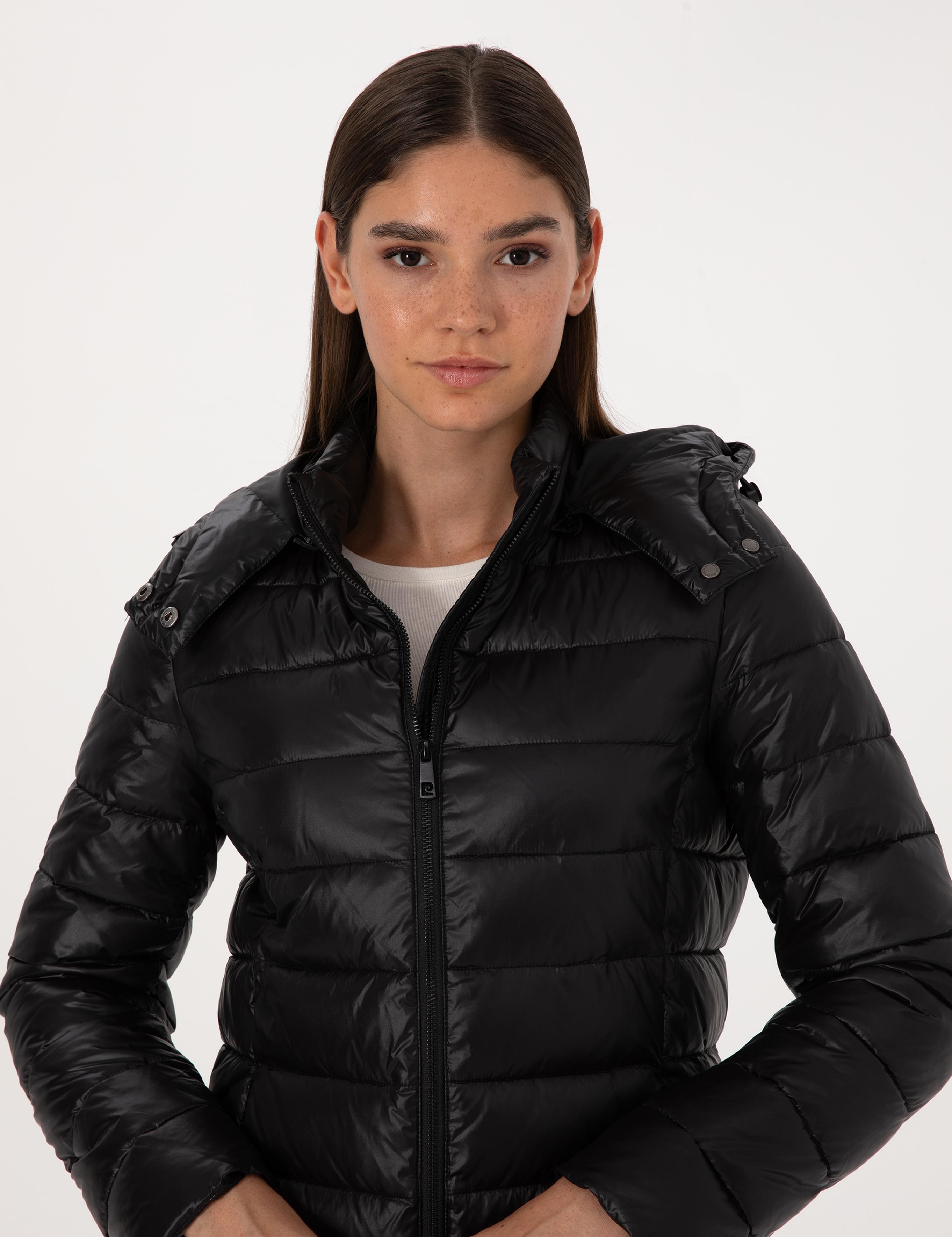 Siyah Çıkarılabilir Kapüşonlu Mont