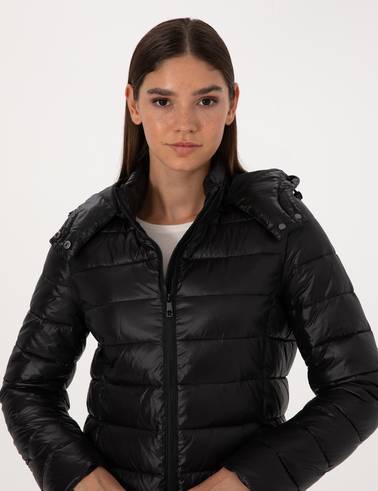 Siyah Çıkarılabilir Kapüşonlu Mont