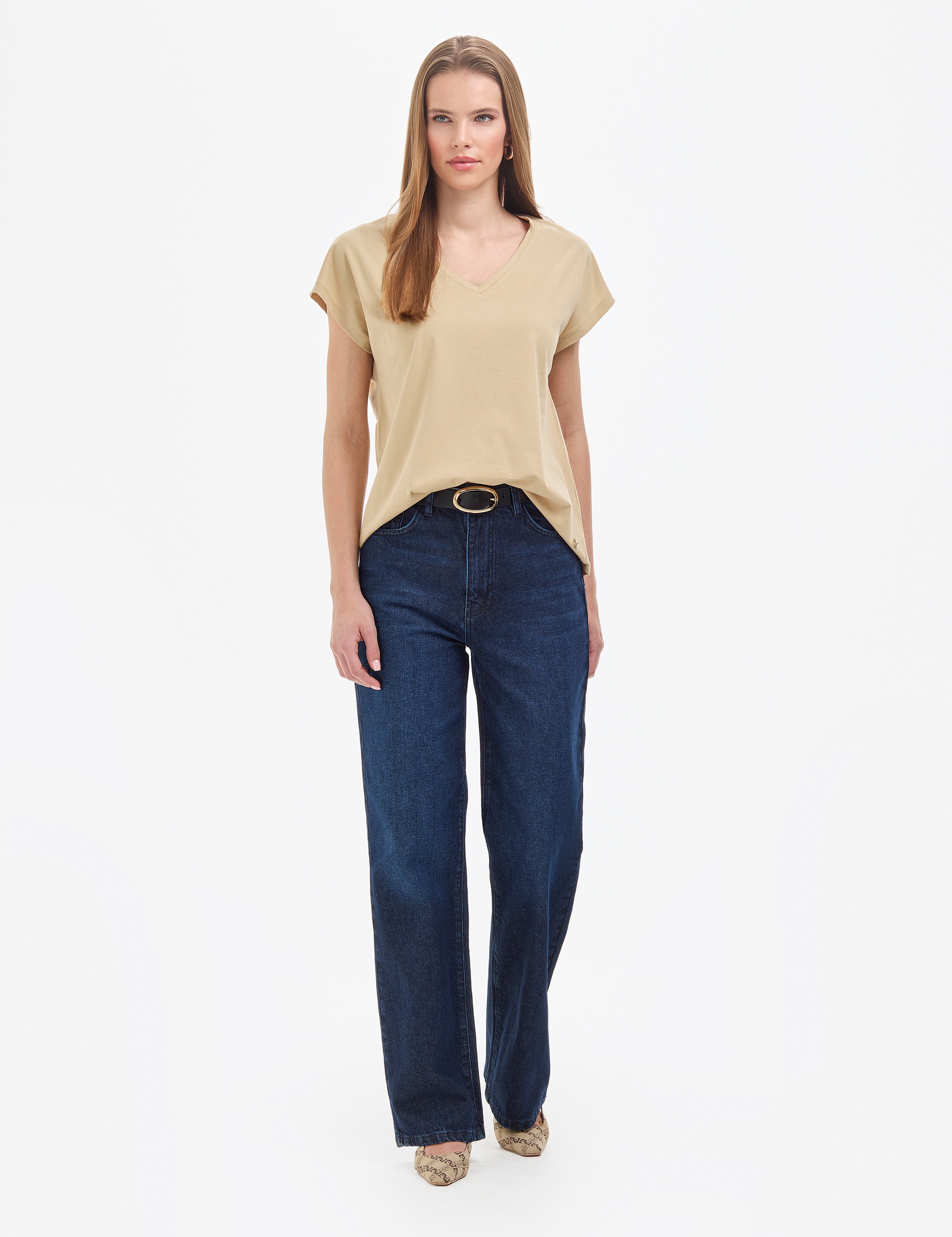 Bej Regular Fit V Yaka Basic Tişört - Image 4