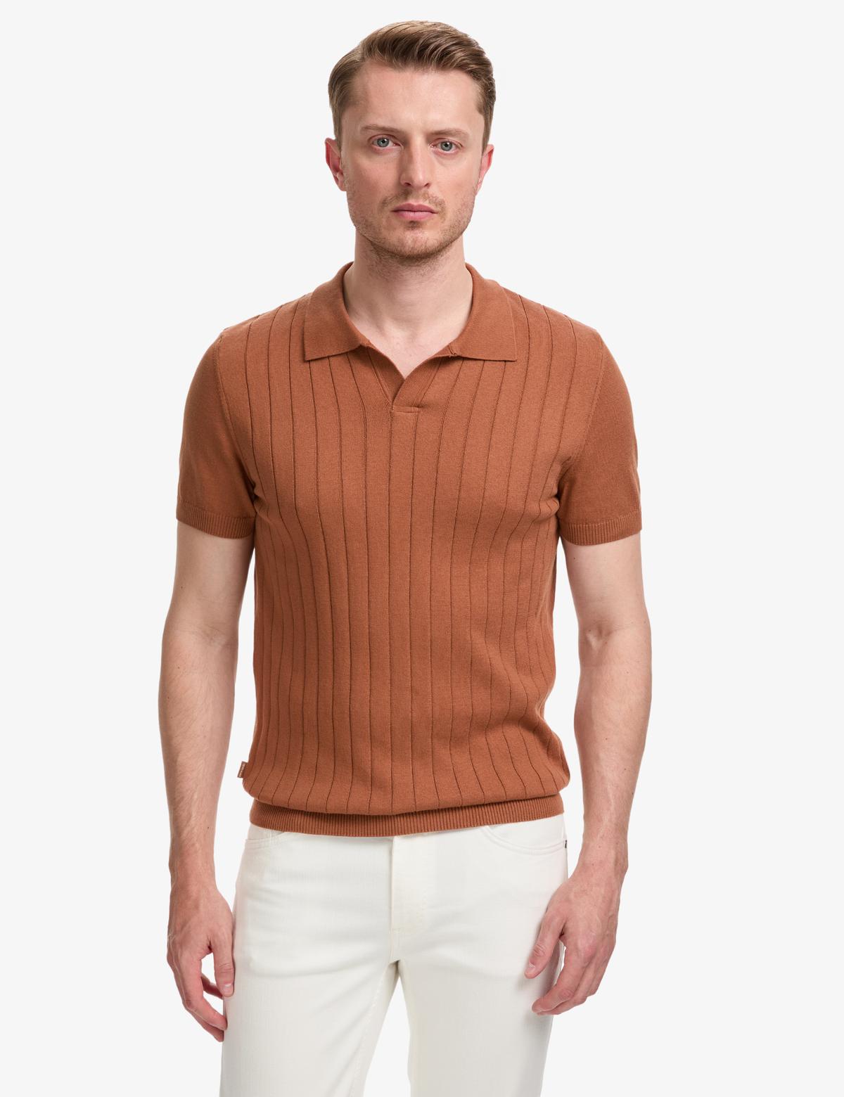 Açık Kahverengi Slim Fit Apaş Yaka Triko Tişört