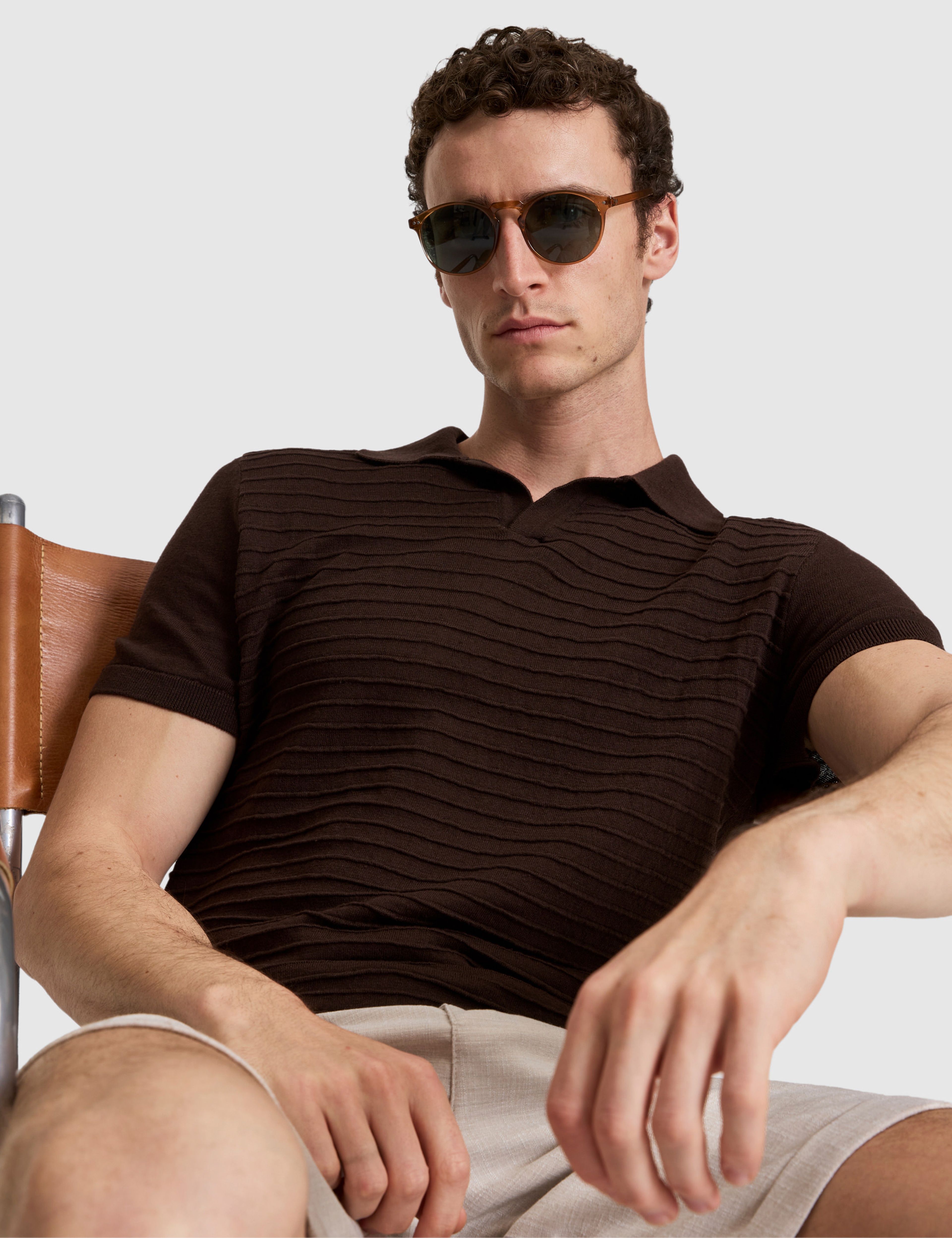 Koyu Kahverengi Slim Fit Keten Karışımlı Apaş Yaka Triko Tişört - Image 3