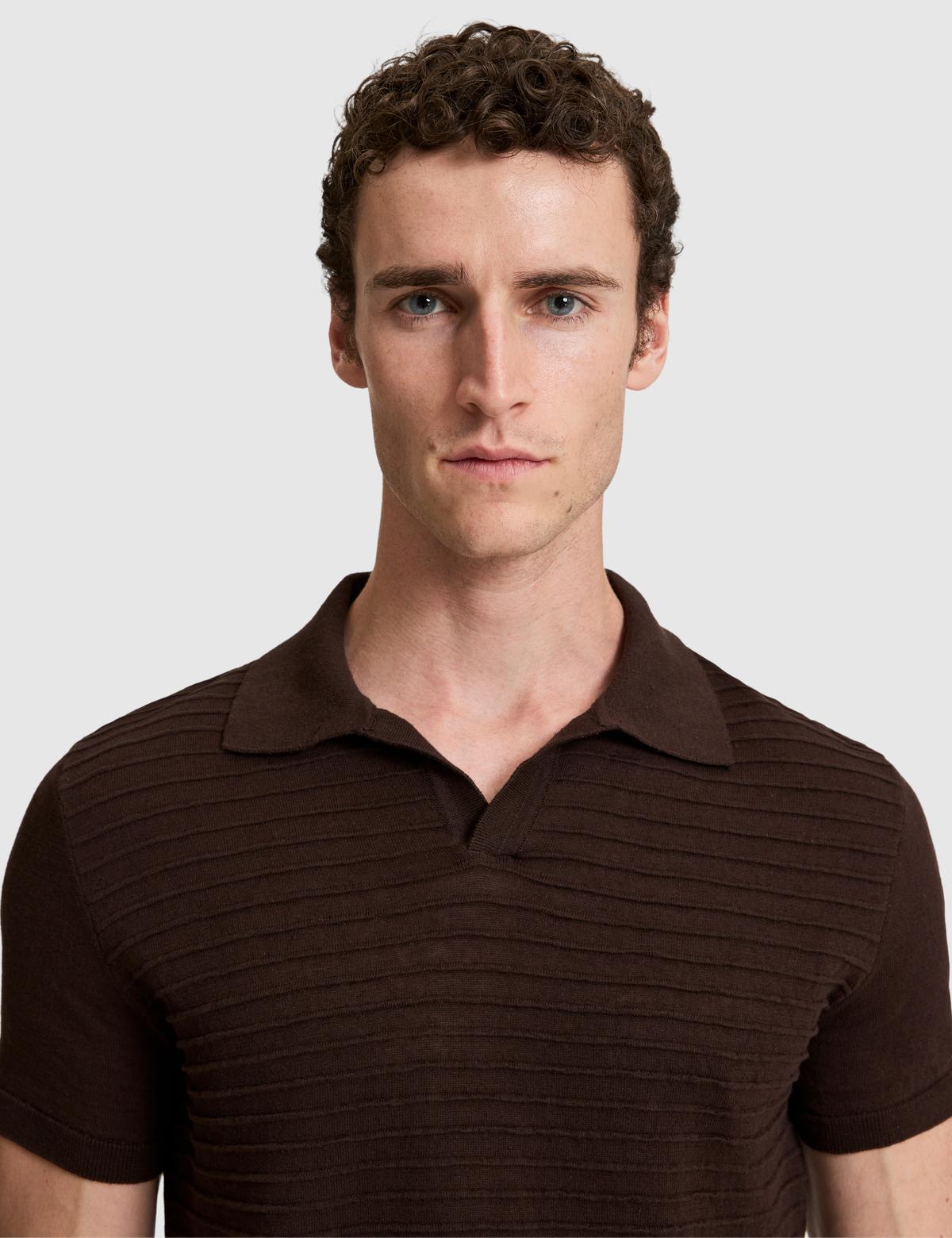 Koyu Kahverengi Slim Fit Keten Karışımlı Apaş Yaka Triko Tişört - 50320799053