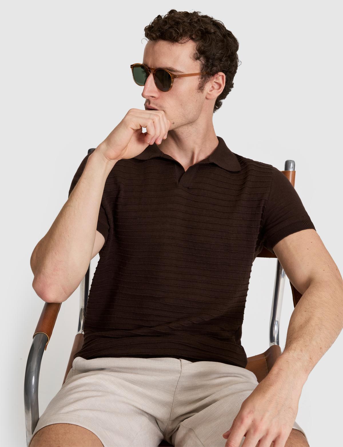 Koyu Kahverengi Slim Fit Keten Karışımlı Apaş Yaka Triko Tişört
