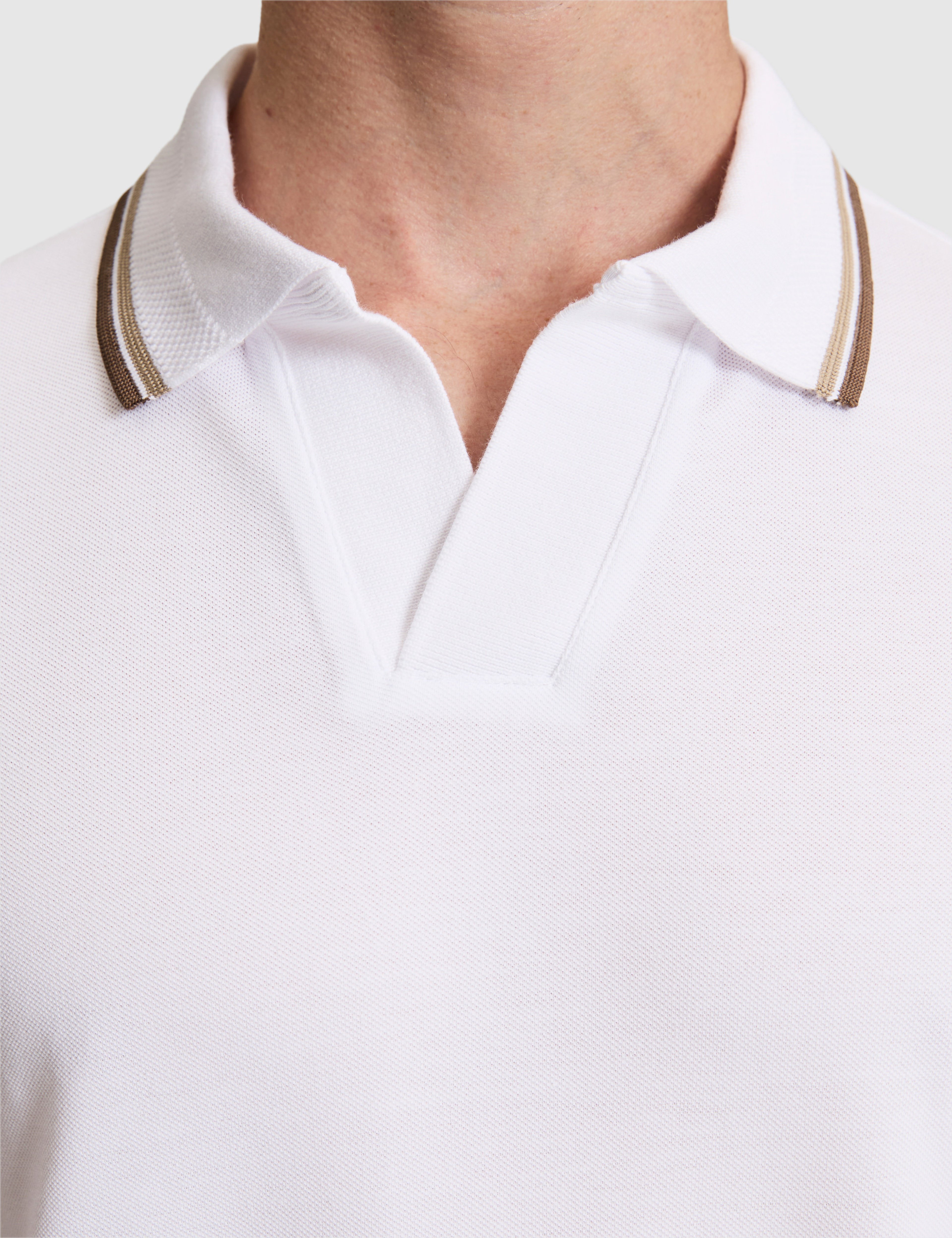 Beyaz Slim Fit %100 Pamuk Apaş Yaka Tişört