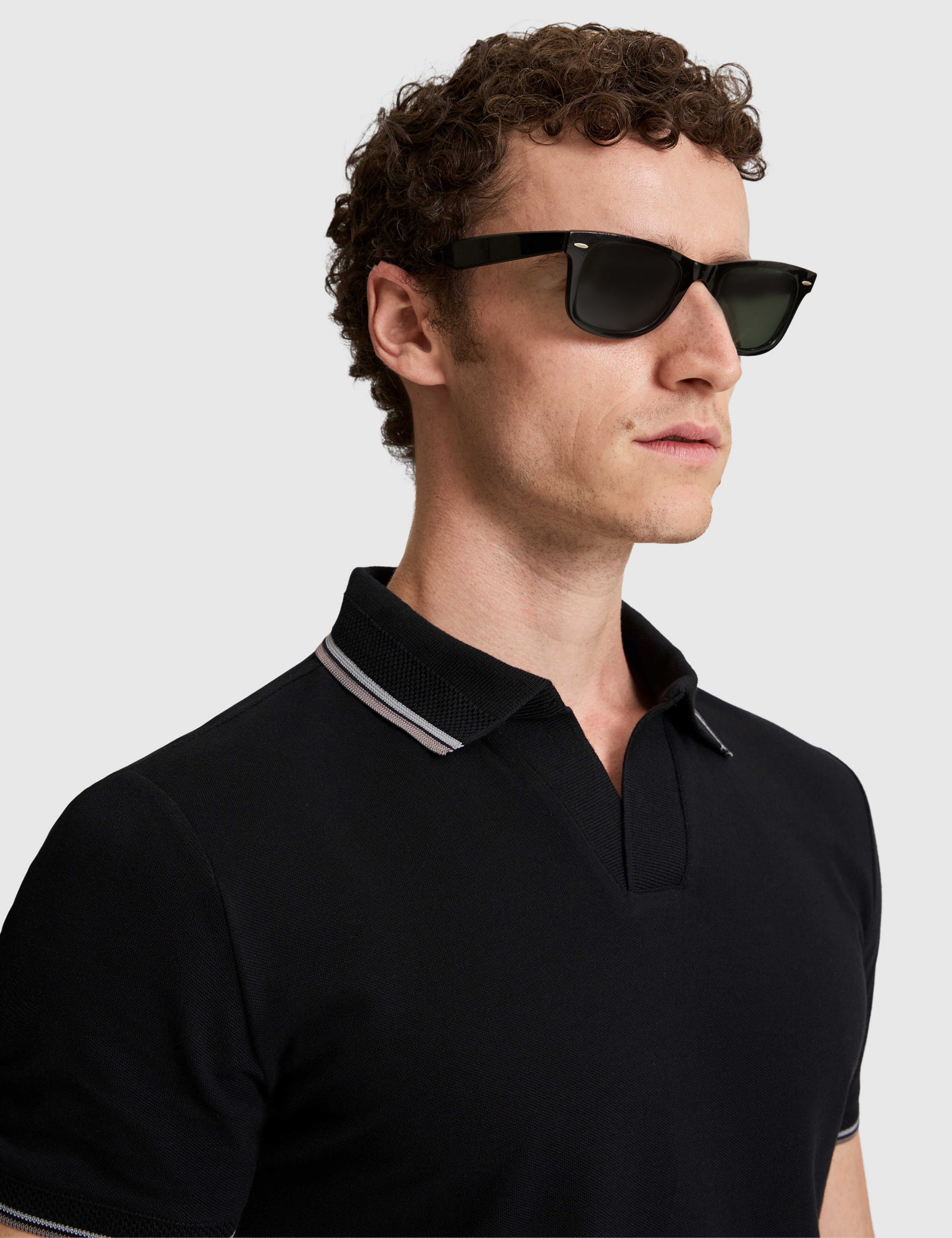 Siyah Slim Fit %100 Pamuk Apaş Yaka Tişört