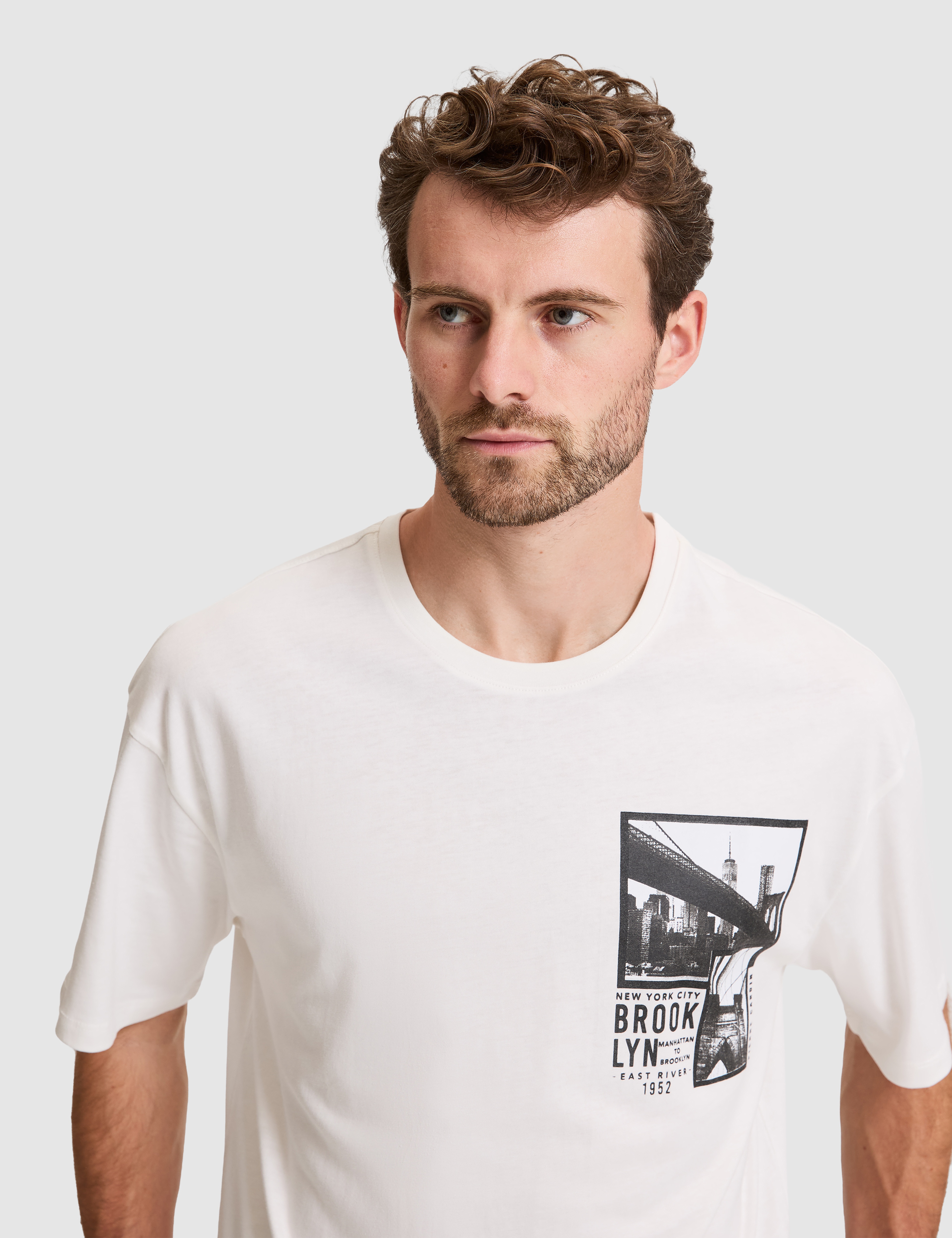 Beyaz Comfort Fit Bisiklet Yaka Tişört